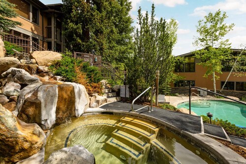 Steps to Biking and Hiking, Remodeled Living, Kitchen & Bath. Great Pool, Hot Tubs & W/D