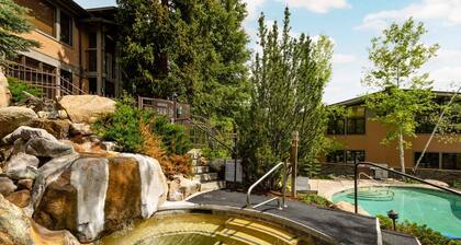 Steps to Biking and Hiking, Remodeled Living, Kitchen & Bath. Great Pool, Hot Tubs & W/D