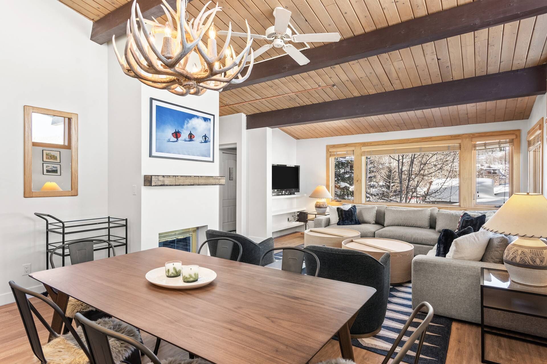 Télévision, cheminée, chaîne hi-fi