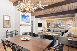 Fernseher, Kamin, Stereoanlage