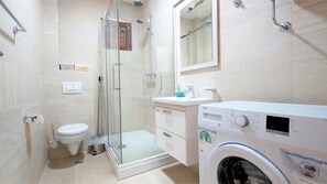 Appartement Confort | Salle de bain | Douche, séchoir à cheveux, serviettes fournies, papier de toilette