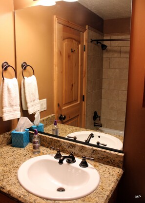 Secadora de cabello, toallas, jabón, shampoo 