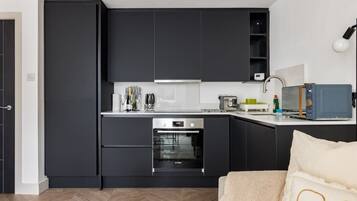 Apartment (2 Bedrooms) | Private kitchen | Microwave, oven, dishwasher, ice maker