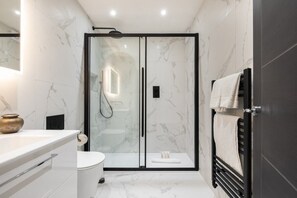 아파트 (2 Bedrooms) | 욕실 | 샤워 시설, 헤어드라이어, 타월