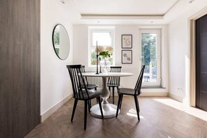Apartment (2 Bedrooms) | Dining - The Battersea Flat - Exquisite 2bdr Flat With Terrace (London)