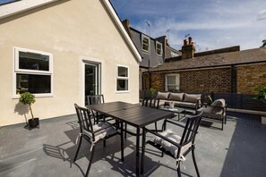Outdoor dining - The Battersea Flat - Exquisite 2bdr Flat With Terrace (London)