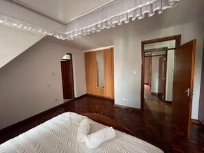 3 soverom, strykejern/-brett, wi-fi (inkludert) og sengetøy