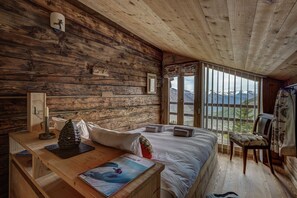 5 bedrooms, iron/ironing board, WiFi, bed sheets