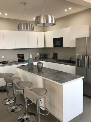 Een koelkast, een microgolfoven, een kookplaat, een vaatwasser