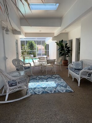 Terrace/patio - Gorgeous 4/2 mid-century pool home in great location with guesthouse (Sarasota)