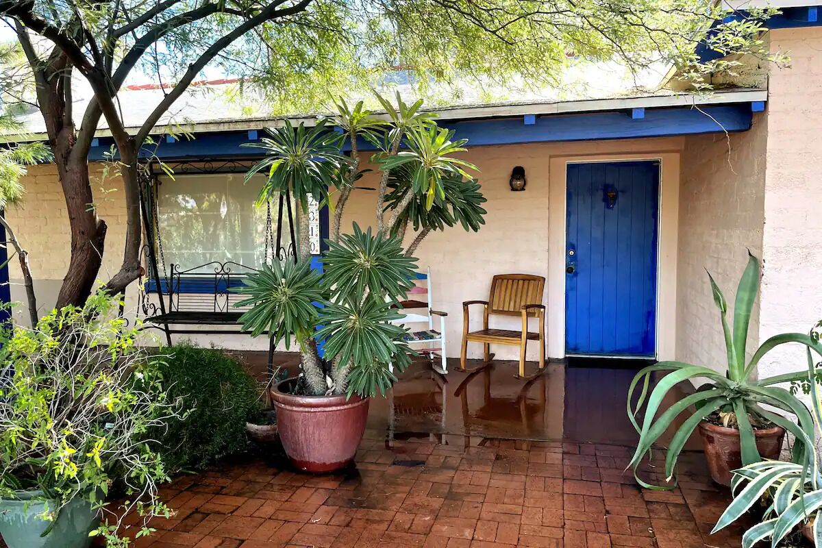 Private Saltwater Pool,  Upscale Historic U of A Area + Lush Garden +King +Spa