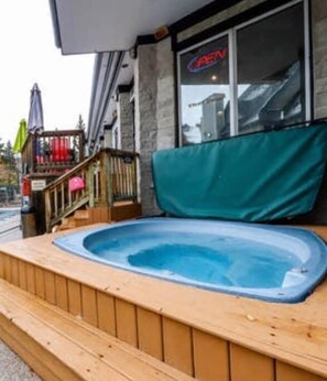 Outdoor spa tub - Freshly Upgraded Cozy Loft @ North Creek Resort (The Blue Mountains)