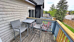 Outdoor dining - Freshly Upgraded Cozy Loft @ North Creek Resort (The Blue Mountains)