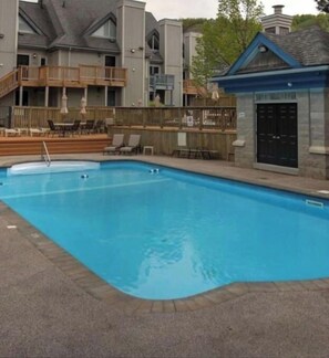 A heated pool - Freshly Upgraded Cozy Loft @ North Creek Resort (The Blue Mountains)