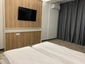 2 habitaciones, tabla de planchar con plancha y cuna de viaje 