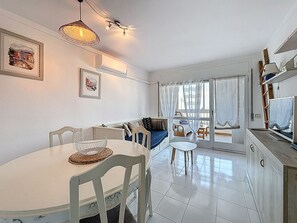 Unclassified image, 5 of 23, button