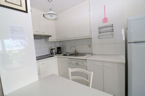 Réfrigérateur, four à micro-ondes, un four, lave-vaisselle