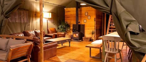 Cabin | Living area | Fireplace