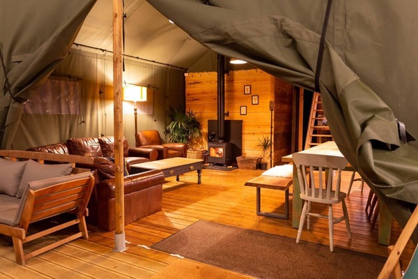 Cabin | Living area | Fireplace
