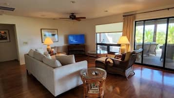 Villa, 3 chambres | Salle de séjour | Téléviseur connecté