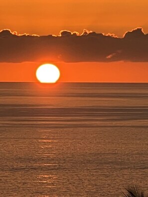 A sunset over a calm body of water with a clear horizon. - Kohala Estate Home 3 Bedroom Estate by RedAwning (Kamuela)