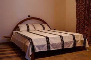Escritorio, wifi gratis y ropa de cama 