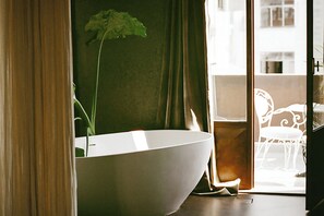 经典双人房, 阳台 | 浴室 | 浴缸、免费洗浴用品、吹风机、浴袍