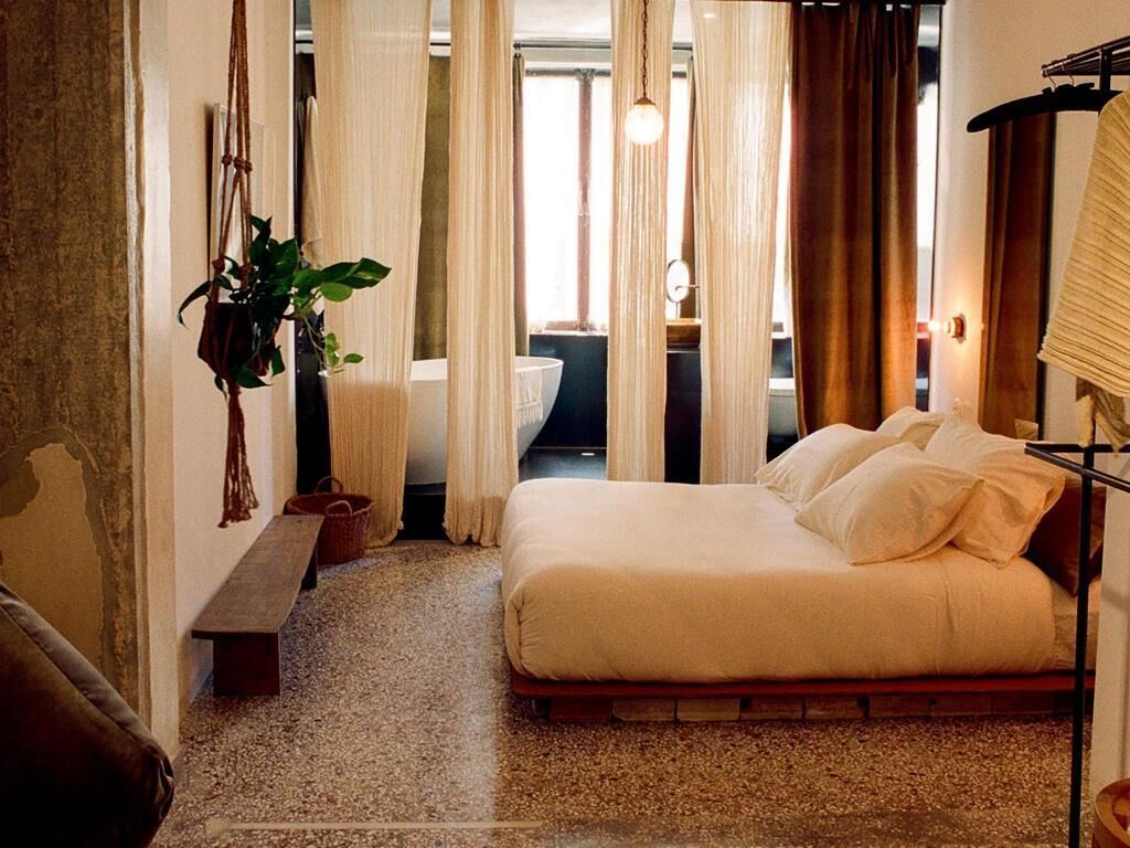 Premium bedding, down duvets, minibar, iron/ironing board