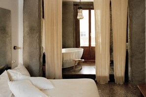 经典双人房, 阳台 | 高档床上用品、羽绒被、迷你吧、熨斗/熨衣板