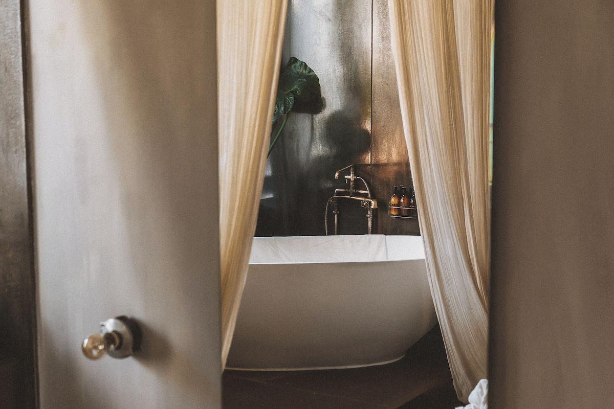 Habitación clásica doble | Ropa de cama de alta calidad, edredones de plumas, minibar