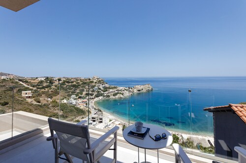 Hillside luxury villa overlooking & walking distance to Ligaria beach