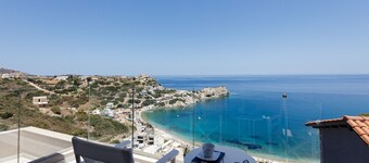 Hillside luxury villa overlooking & walking distance to Ligaria beach