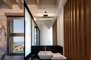 Douche, douche à « effet pluie », articles de toilette gratuits