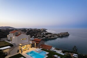 Piscine chauffée, chaises longues