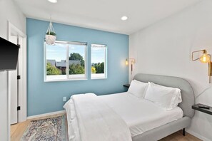 Iron/ironing board, WiFi, bed sheets - Chase's sweet suite - Micro Studio - 91Walkscore (Seattle)