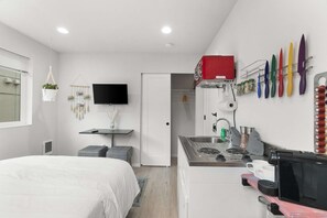 Iron/ironing board, WiFi, bed sheets - Chase's sweet suite - Micro Studio - 91Walkscore (Seattle)