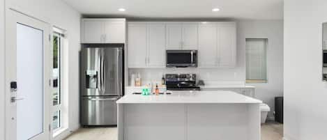Frigorífico, microondas, horno y placa de cocina