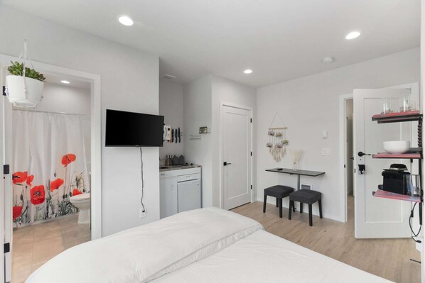 Iron/ironing board, WiFi, bed sheets - Bodhi's sweet suite - Micro Studio - 91Walkscore (Seattle)