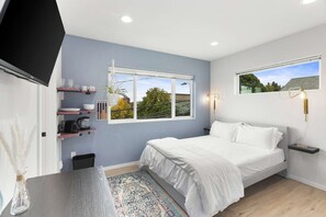 Iron/ironing board, WiFi, bed sheets - Quinn's sweet suite - Micro Studio - 91Walkscore (Seattle)