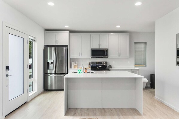 Kühlschrank, Mikrowelle, Ofen, Herdplatte