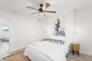 2 habitaciones, tabla de planchar con plancha, cuna de viaje y wifi 