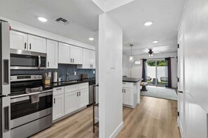 Private kitchen - Stylish 2 bedroom apartment poolside OT-Scottsdale (Scottsdale)