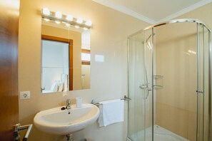 Tina con regadera, secadora de cabello, bidet, toallas 
