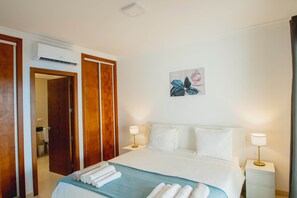 6 chambres, coffre-fort, bureau, fer et planche à repasser