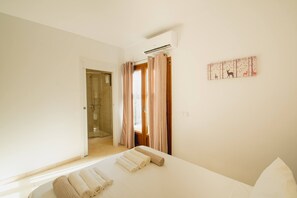 6 bedrooms, in-room safe, desk, iron/ironing board