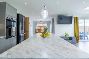 Fridge, microwave, oven, stovetop - Spacious and lovely 5 bed property <br>Ample and free parking  (Burton upon Trent)