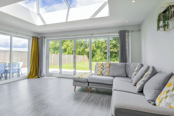 Smart TV - Spacious and lovely 5 bed property <br>Ample and free parking  (Burton upon Trent)