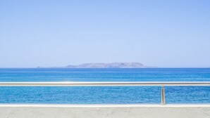 Une vue sur la côte, avec un ciel dégagé et une mer calme.