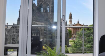 The Paisley Penthouse - Stunning View of the Abbey