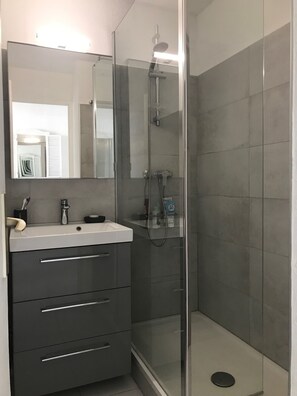 Dusche, Haartrockner, Seife, Toilettenpapier